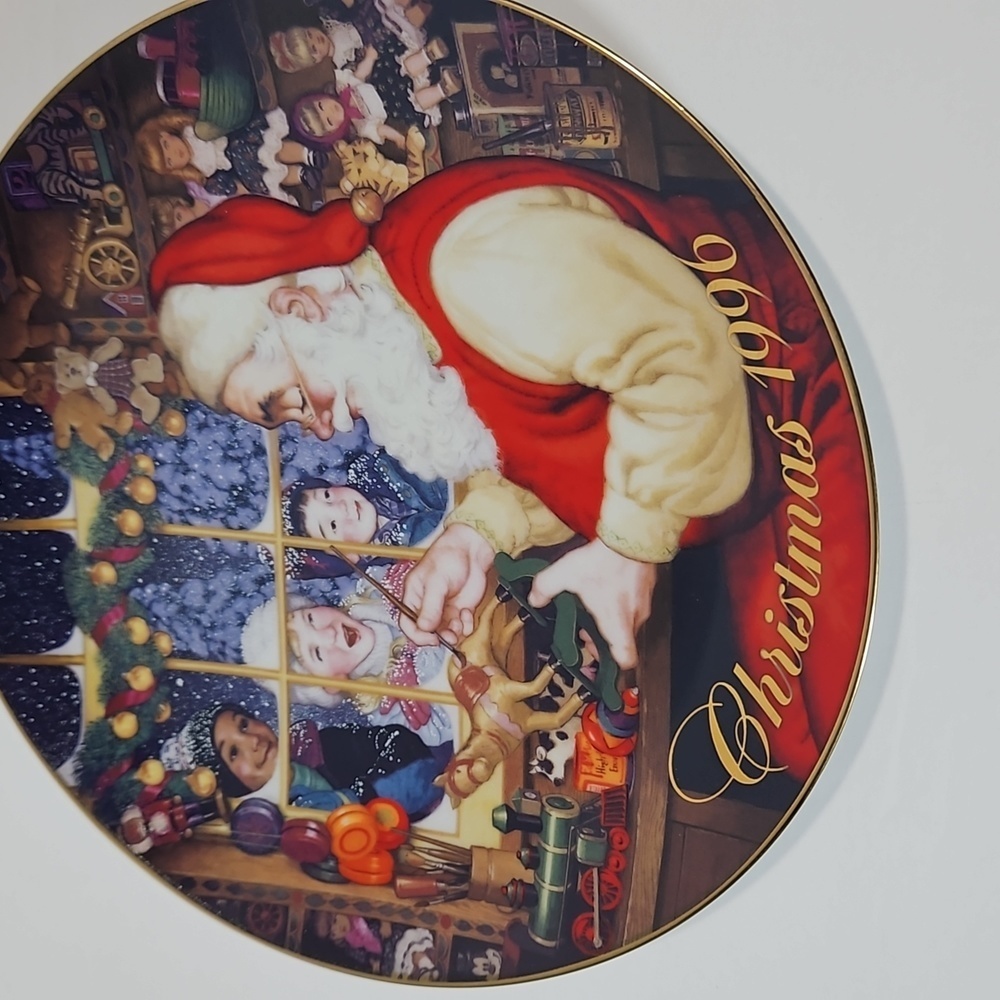 Avon Fine Collectables Santa's Loving Touch VTG 1996 Porcelain Christmas Plate - Picture 3 of 8